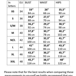 K&ouml;nnte beinhalten: Gr&ouml;&szlig;entabelle f&uuml;r Kleidung mit Ma&szlig;en in Zoll und Zentimetern. Die Tabelle zeigt die Gr&ouml;&szlig;en XS bis XXL mit den entsprechenden Brust-, Taillen- und H&uuml;ftma&szlig;en.