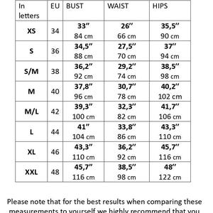 Pode incluir: Um gr&aacute;fico que mostra as medidas do corpo em polegadas e cent&iacute;metros para diferentes tamanhos, de XS a XXL. O gr&aacute;fico inclui as medidas de busto, cintura e quadril.