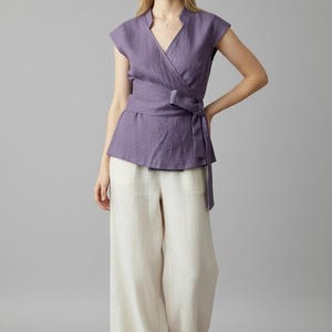 Blusa de linho transpassada, blusa feminina com amarração na cintura, blusa de linho com mangas curtas, blusa com decote em V e cinto largo. imagem 3