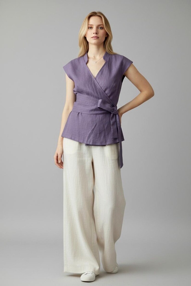 Blusa de linho transpassada, blusa feminina com amarração na cintura, blusa de linho com mangas curtas, blusa com decote em V e cinto largo. imagem 3