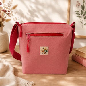 Umhängetasche aus Leinen in Rosa – handgenähte Crossbody-Bag mit Reißverschlussfach – praktisches Einzelstück – verstellbar