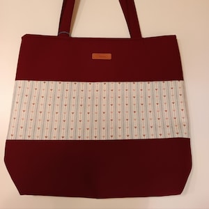 Bordeauxroter Shopper mit kleinen Herzen: Diese Öko-Tex-Baumwoll-Einkaufstasche ist ein toller Begleiter für den täglichen Einsatz!
