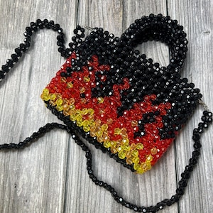 Bolso de mano hecho a mano con cuentas de llamas para mujer: diseño con estampado de fuego