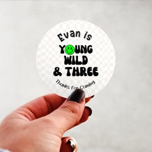 Physisches Produkt-Personalisierte Junge Wilde und Drei Grüne Smiley-Geburtstags-Etiketten-Aufkleber Glänzendes Kundenspezifisches Party Favors Liefert Rundes Design