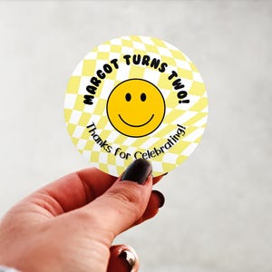 Physisches Produkt-Personalisiertes gelbes Smiley-Karo-Geburtstags-Etiketten-Aufkleber-glänzendes kundenspezifisches Gastgeschenk-Versorgungsmaterial-rundes Design