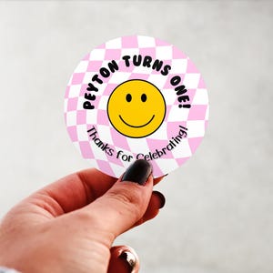 Physisches Produkt-Personalisierte rosa Smiley-Gesicht-karierte Geburtstags-Etiketten-Aufkleber Glänzende kundenspezifische Gastgeschenk-Versorgungsmaterialien rundes Design