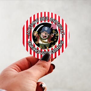 Produit physique - Étiquettes d&#39;anniversaire pirate personnalisées, autocollants brillants, accessoires de fête personnalisés, fournitures design rond