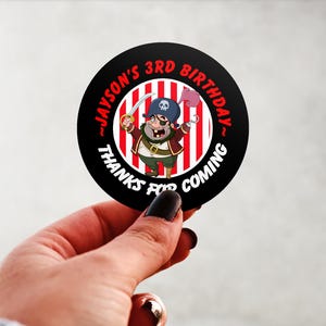 Produit physique - Étiquettes d&#39;anniversaire pirate personnalisées, autocollants brillants, accessoires de fête personnalisés, fournitures design rond