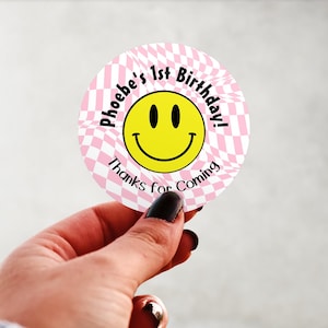 Physisches Produkt-Personalisiertes rosa ein glücklicher Dude-gelber Smiley-Geburtstags-Etiketten-Aufkleber-glänzendes kundenspezifisches Gastgeschenke liefert rundes Design