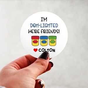 Produto físico - Etiquetas adesivas personalizadas para massinha de modelar Play-Doh, com acabamento brilhante, para decoração de festas, lembrancinhas e suprimentos para eventos. Design redondo.