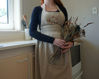 Washable cottagecore apron made of linen-weave cotton with hand embroidered details - sustainable gifts for her