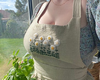 Daisy garden wildflower hand embroidered apron - cottagecore aesthetic - Recycled linen-weave cotton - Sustainable, Washable gifts