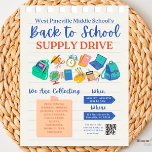Könnte beinhalten: Ein Flyer für eine Schulbedarfs-Spendenaktion an der West Pineville Middle School. Der Flyer ist blau und weiß mit einem Cartoon-Bild von Schulmaterialien. Der Flyer lautet "Zurück zur Schule Spendenaktion" und listet die Artikel auf, die sie sammeln, die Daten und Uhrzeiten der Aktion sowie den Ort. Der Flyer enthält auch einen QR-Code für weitere Informationen.