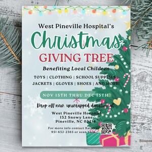 Könnte beinhalten: Ein blauer und grüner Weihnachtsbaum mit Ornamenten und Lichtern. Der Text lautet "West Pineville Hospital's Christmas Giving Tree Benefiting Local Children Toys | Clothing | School Supplies Jackets | Gloves | Shoes | And More! Nov 15th Thru Dec 15th Drop off new, unwrapped donation at West Pineville Hospital 132 Snowy Lane Pineville, NC 03214 For more info contact Kathy at 951-632-2365 or scan here. Bloom Wild"