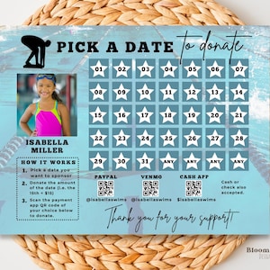 Può includere: Un calendario blu e bianco con uno sfondo di piscina. Dice "Scegli una data per donare" e ha una foto di una ragazza in costume da bagno. Il calendario ha le date dal 1 al 31 e la possibilità di donare in qualsiasi data. Include anche codici QR per PayPal, Venmo e Cash App.