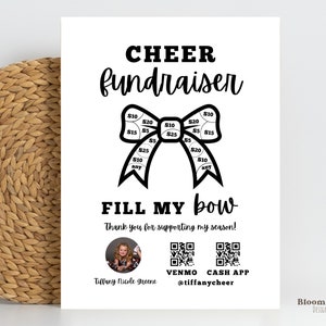 Könnte beinhalten: Ein weißes Poster mit schwarzem Text, der "CHEER fundraiser" über einer Schleifengrafik zeigt. Die Schleife hat Abschnitte, die mit Dollarbeträgen beschriftet sind. Darunter steht "FILL MY bow". Das Poster enthält ein Foto, QR-Codes und den Text "Thank you for supporting my season!"