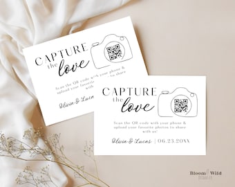 Può includere: Due carte bianche con testo nero e una grafica di una macchina fotografica in bianco e nero. Il testo sulle carte recita "Capture the love" e include istruzioni per scansionare un codice QR con un telefono per caricare le foto. Le carte includono anche i nomi Olivia & Luca e una data.