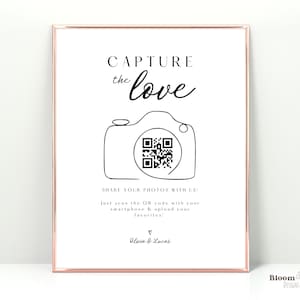Puede incluir: Un cartel imprimible con una ilustración en blanco y negro de una cámara con un código QR. El texto dice "Capture the love" y "¡Comparte tus fotos con nosotros! ¡Escanea el código QR con tu teléfono inteligente y sube tus favoritos! Olivia & Lucas"