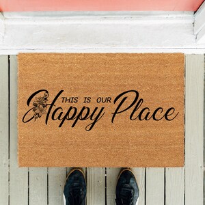Dies ist unsere Happy Place Fußmatte | Lustige Fußmatte | Einweihungsparty Geschenk | Neues Haus Geschenk | Vorderseite Teppich | Haus Geschenk | Abschluss Geschenke | Muttertag