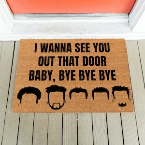 Quiero verte afuera por esa puerta, baby, adiós, adiós, felpudo / felpudo de boy band / felpudo divertido / felpudo millennial / alfombra de entrada / regalo de broma / puerta de entrada