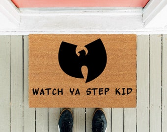 Regarder Ya Step Kid | Tapis de bienvenue | Cadeau Fête des Mères | Paillasson drôle | Paillasson amusant | Tapis frontal | Cadeau chic | Meilleur cadeau Wu