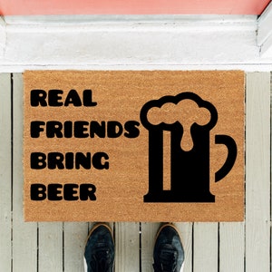Amigos de verdade trazem cerveja | Capacho de boas-vindas | Capacho engraçado | Presente de inauguração | Presente para casa nova | Tapete com álcool | Presente para casa | Presente de encerramento