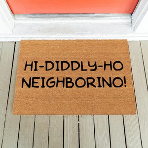 Hallo Diddly Ho Neighborino | Deurmat tv-show | Grappige deurmat | Buurland | Deurmat | Beroemde tv-show | Housewarmingcadeau | Grappige cadeaus