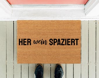 Her Wein Spaziert Doormat: Funny Wine Lover Welcome Mat
