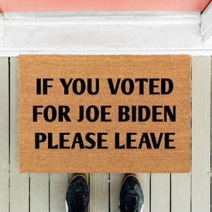 Grappige welkomstdeurmat: 'Als je op Joe Biden hebt gestemd, ga dan weg'