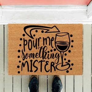 Pour Me Something Mister | Capacho de boas-vindas | Capacho engraçado | Presente de inauguração | Presente alcoólico | Tapete para bebidas alcoólicas | Presente para casa | Presente de encerramento
