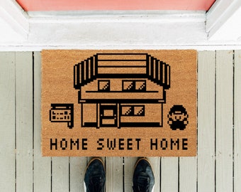 Home Sweet Home | Paillasson drôle | Paillasson de jeu vidéo | Paillasson pour propriétaire neuf | Tapis pour porte d'entrée | Cadeau de pendaison de crémaillère | Cadeau drôle | Pousser