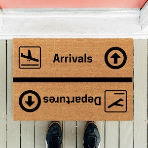 Ankunft Abflug Fußmatte | Airport Fußmatte | Lustige Fußmatte | Einweihungsparty Geschenk | Abschlussgeschenk | Makler | Neues Haus Geschenk | Willkommen Fußmatte