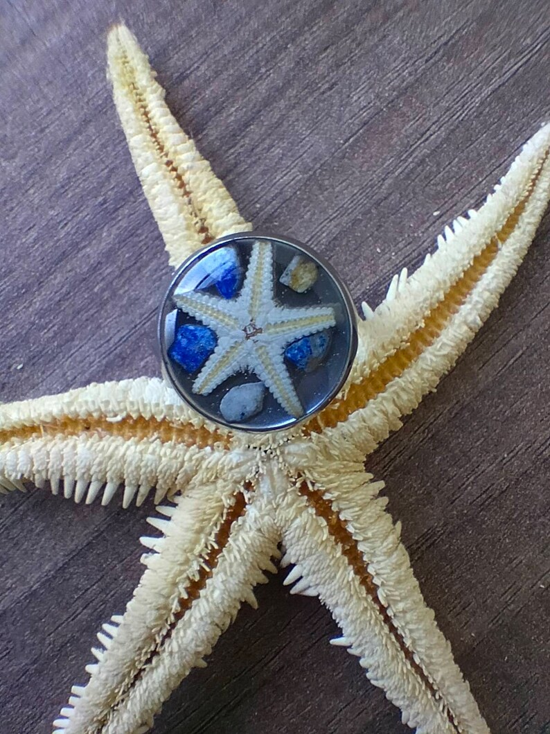 Bague réglable couleur argent avec inclusion d'une étoile de mer, de pierres semi précieuses image 1