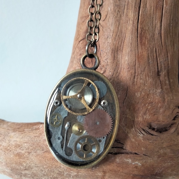 Pendentif forme ovale couleur bronze inspiration steampunk