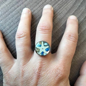 Bague réglable couleur argent avec inclusion d'une étoile de mer, de pierres semi précieuses image 5