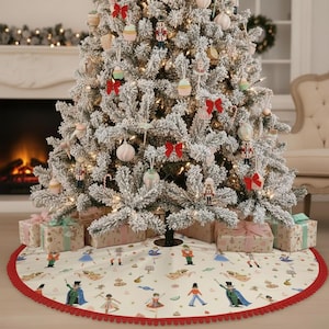 Puede incluir: Un árbol de Navidad decorado con adornos, lazos rojos y luces. Una falda de árbol color crema con un borde de pompón rojo presenta un diseño temático de Cascanueces. Los regalos envueltos se colocan alrededor de la base del árbol, creando una escena festiva.