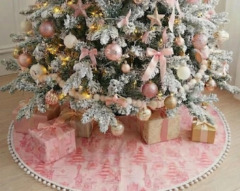 Könnte beinhalten: Ein geschmückter Weihnachtsbaum mit rosa und goldenen Ornamenten, Schleifen und sternförmigen Dekorationen. Der Baum steht auf einem rosa Baumrock mit weißem Bommelbesatz. Darunter sind verpackte Geschenke platziert.