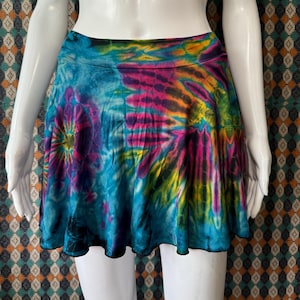 Tie-dye minirok met korte broek, hippierok kleurrijke zomerrok, festivalmode, skort, dansrok, boho-stijl mode