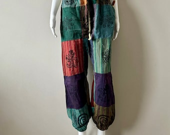 Pantalones hippies de patchwork con estampados a mano, de algodón unisex, coloridos, para festivales, estilo bohemio de verano, hechos en Nepal.
