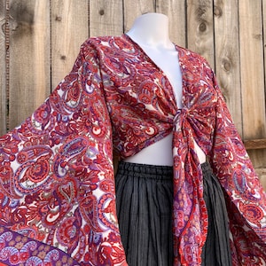 Boho hippie overslagtop met lange klokmouwen en stropdas aan de voorkant, kleurrijk paisley- en bloemenpatroon, festivalboho-feeëngodin, paarse zomer