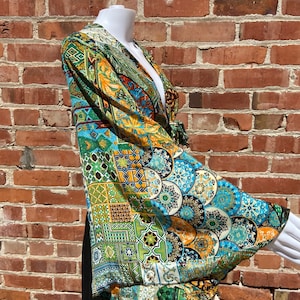 Boho hippie overslagtop met lange belmouwen en stropdas aan de voorkant, kleurrijk paisley- en bloemenpatroon, festivalboho-feeëngodin, tropische Vaca