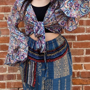 Wikkeltop met ruches en strikbandjes aan de voorkant, lange belmouwen, geometrisch en bloemenpatroon, boho-feeëngodin, hippie, disco uit de jaren 70, stadsmeisje