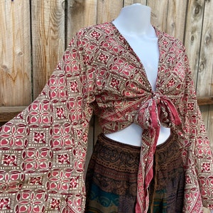 Boho jaren 70 hippie overslagtop met lange klokmouwen en stropdas aan de voorkant, kleurrijk bloemenpatroon, festivalboho-feeëngodin, casual uitgaan, aards