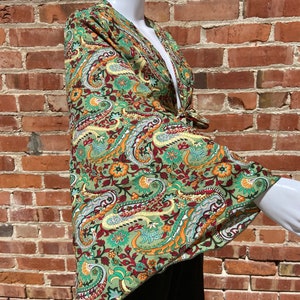 Boho hippie overslagtop met lange klokmouwen en stropdas aan de voorkant, kleurrijk paisley- en bloemenpatroon, festivalboho-feeëngodin, zomer uitgaan