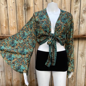 Boho hippie overslagtop met lange belmouwen en stropdas aan de voorkant, kleurrijk bloemenpatroon, festivalboho-feeëngodin, aardetinten, gemaakt in India