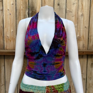 Top z dekoltem halter tie dye i wiązaniem z tyłu, tęczowy hippie, kolorowy, festiwal koncertowy, boho, letni top, bez pleców, odkryte plecy, głęboki dekolt w serek