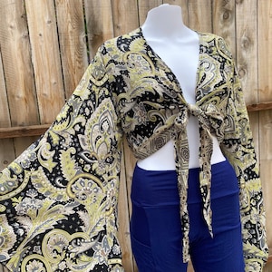 Boho hippie overslagtop met lange klokmouwen en strikband aan de voorkant, kleurrijk paisley- en bloemenpatroon, festivalboho-feeëngodin