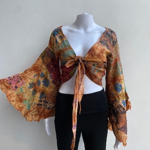 70er Jahre Hippie Patchwork Wrap Top mit Front Bindebändern und gerüschten Trompetenärmeln, Sommer Festival und Konzert Crop Top, Boho Fairy