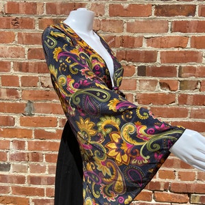 Boho hippie overslagtop met lange bell-mouwen en stropdas aan de voorkant, kleurrijk paisley- en bloemenpatroon, festivalboho-feeëngodin, zomerbruin