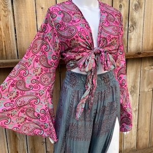 Boho hippie overslagtop met lange klokmouwen en stropdas aan de voorkant, kleurrijk paisley- en bloemenpatroon, festivalboho-feeëngodin, India